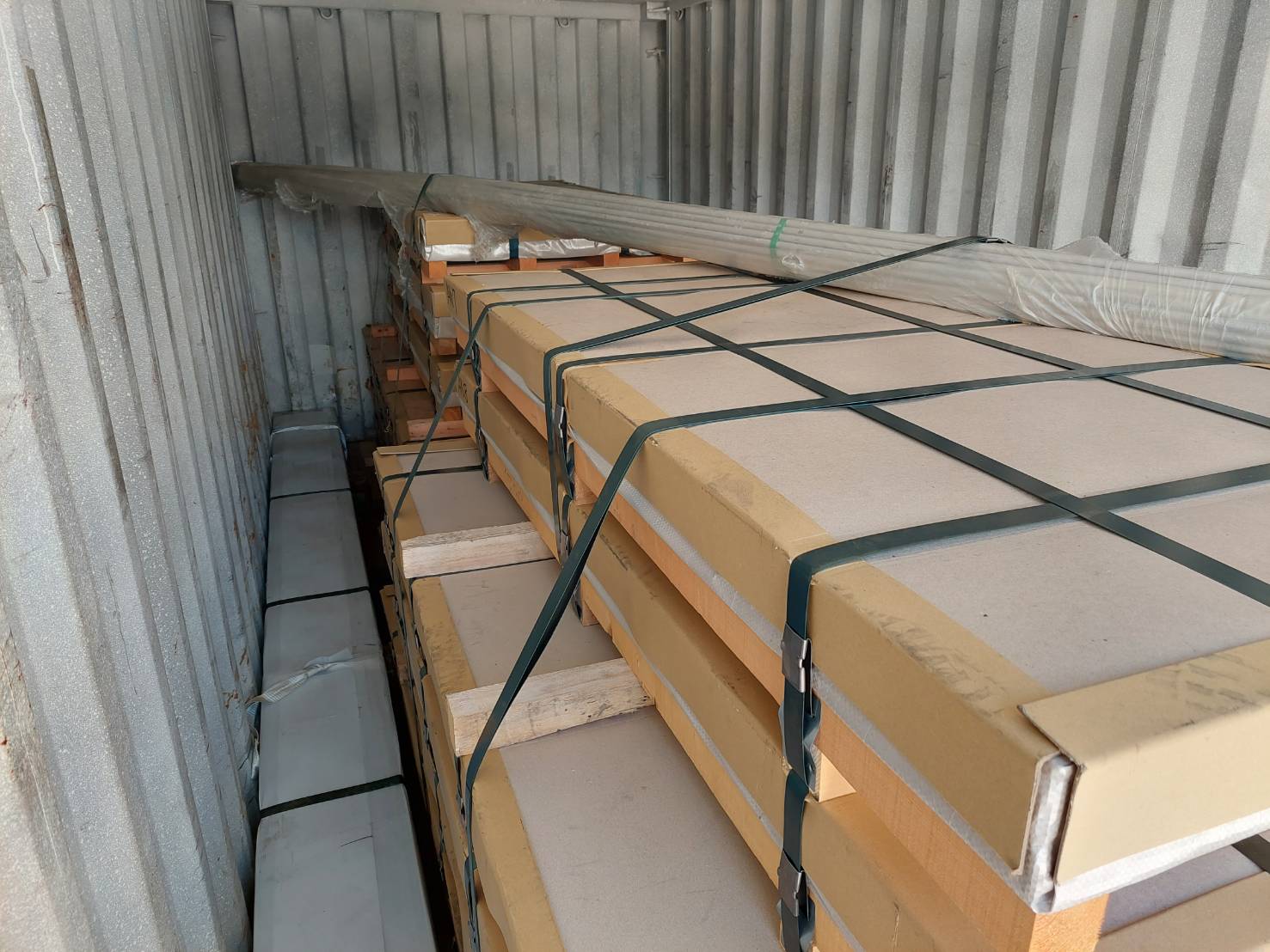 container loading with tubes and sheets